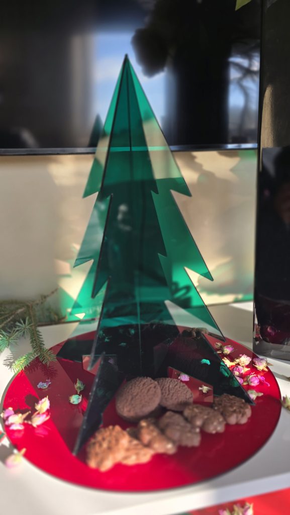 Božićno drvce, stalak za kolače, izrađen od vrhunskog akrilnog materijala.