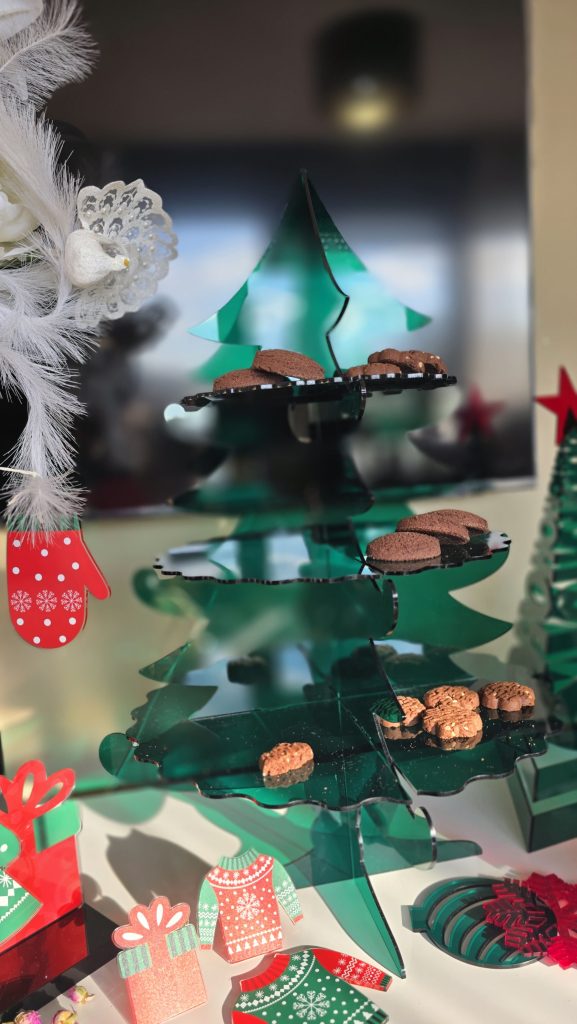 Božićno drvce slojevite strukture, stalak za kolače, izrađen od vrhunskog akrilnog materijala.