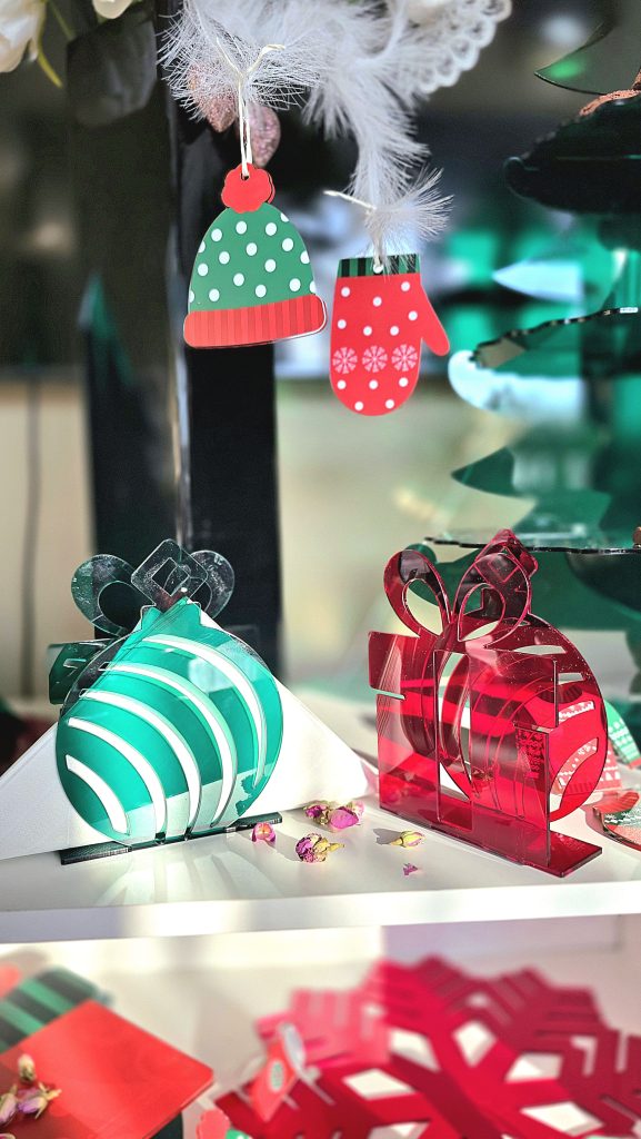 Stalak za salvete, crvene ili zelene boje – profinjen detalj koji podiže svaki stol. Izrađeno od vrhunskog akrilnog materijala.